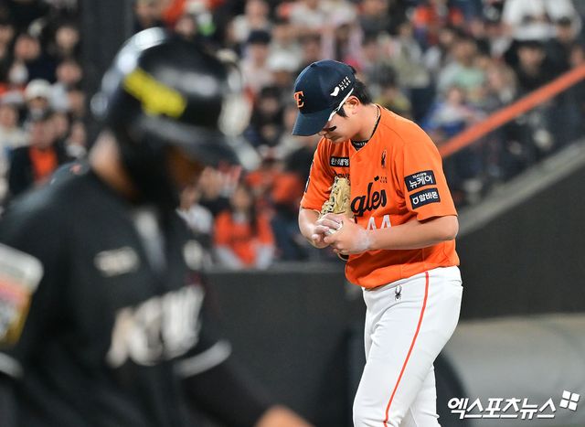 25일 오후 대전 한화생명 볼파크에서 열린 '2025 신한 SOL Bank KBO리그' KT 위즈와 한화 이글스의 경기, 9회초 1사 1루 한화 김서현이 KT 권동진에게 볼넷을 허용한 후 아쉬워하고 있다. 대전, 김한준 기자