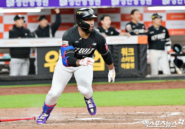 25일 오후 대전 한화생명 볼파크에서 열린 '2025 신한 SOL Bank KBO리그' KT 위즈와 한화 이글스의 경기, 9회초 1사 1,2루 KT 로하스가 1타점 적시타를 날리고 있다. 대전, 김한준 기자
