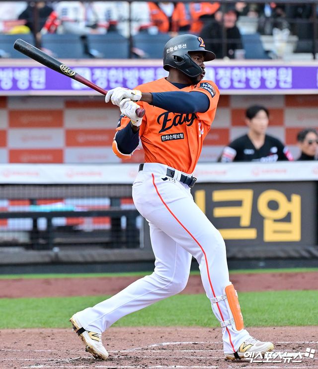 26일 오후 대전 한화생명 볼파크에서 열린 '2025 신한 SOL Bank KBO리그' KT 위즈와 한화 이글스의 경기, 3회말 1사 1,2루 한화 플로리얼이 1타점 적시타를 날리고 있다. 대전, 김한준 기자