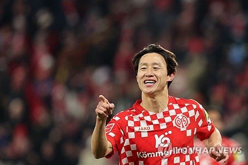 바이에른 뮌헨과 마인츠는 26일(한국시간) 오후 10시30분 독일 뮌헨에 위치한 알리안츠 아레나에서 열리는 2024-25시즌 분데스리가 31라운드 맞대결을 앞두고 선발 명단을 공개했다. 이날 김민재(바이에른 뮌헨)와 이재성(마인츠)이 나란히 선발 명단에 포함되면서 코리안 더비가 열린다. 리그 선두 뮌헨은 마인츠전에서 승리하고 같은 시간에 열리는 2위 바이엘 레버쿠젠이 비기거나 지면 2024-25시즌 분데스리가 챔피언으로 등극한다. 연합뉴스