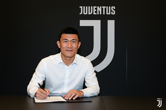 김민재의 여름 바이에른 뮌헨과의 결별이 구체화되고 있는 것으로 보인다. 특히 과거 나폴리에서의 인연을 바탕으로 이탈리아 최고 명문 유벤투스가 그를 노리는 것으로 파악됐다. 첼시도 김민재를 원하지만 20살 젊은 수비수도 함께 고려하는 중이다. 뉴캐슬 유나이티드는 언급되지 않았다.