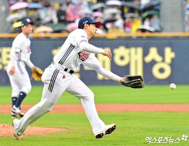 두산 베어스 강승호가 정규시즌 경기에 출전해 수비하고 있다. 엑스포츠뉴스 DB