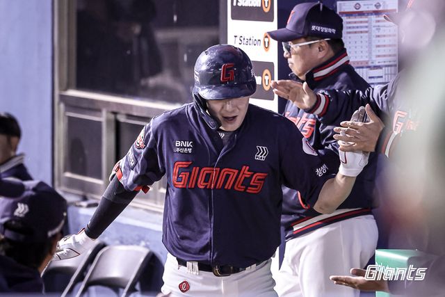 25일 오후 서울 잠실야구장에서 열린 '2025 신한 SOL Bank KBO리그' 롯데 자이언츠와 두산 베어스의 경기, 롯데가 8:2로 승리를 거두고 2연승을 달렸다. 나승엽은 4타수 2안타 1홈런 3타점 1득점을 기록했다. 롯데 자이언츠