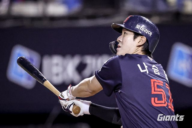 25일 오후 서울 잠실야구장에서 열린 '2025 신한 SOL Bank KBO리그' 롯데 자이언츠와 두산 베어스의 경기, 롯데가 8:2로 승리를 거두고 2연승을 달렸다. 나승엽은 4타수 2안타 1홈런 3타점 1득점을 기록했다. 롯데 자이언츠