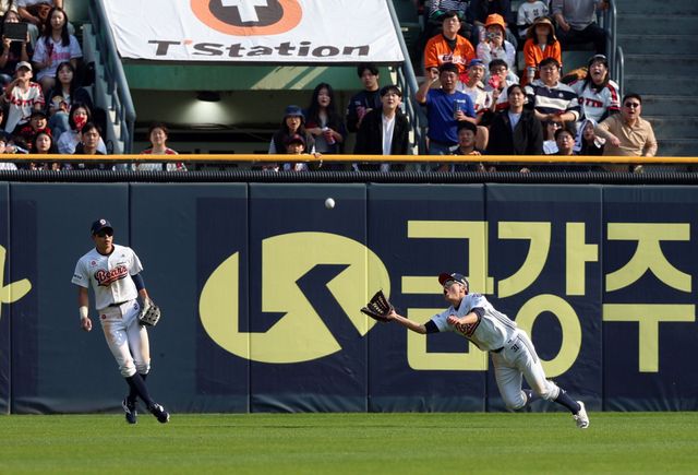 두산 베어스 정수빈이 26일 잠실 롯데 자이언츠전에서 다이빙 캐치를 시도하고 있다. 두산 베어스