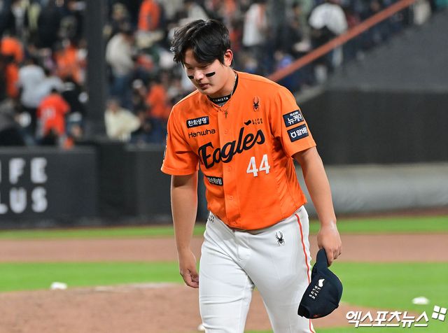 25일 오후 대전 한화생명 볼파크에서 열린 '2025 신한 SOL Bank KBO리그' KT 위즈와 한화 이글스의 경기, KT가 한화에 2:1로 승리하며 2연패에서 탈출했다. 한화 김서현이 그라운드를 빠져나가고 있다. 대전, 김한준 기자