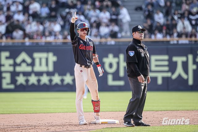 롯데 자이언츠 윤동희가 26일 잠실 두산 베어스전에서 세리머니하고 있다. 롯데 자이언츠