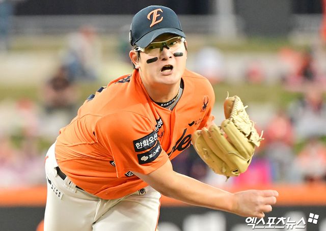 26일 오후 대전 한화생명 볼파크에서 열린 '2025 신한 SOL Bank KBO리그' KT 위즈와 한화 이글스의 경기, 9회초 한화 김서현이 공을 힘차게 던지고 있다. 대전, 김한준 기자