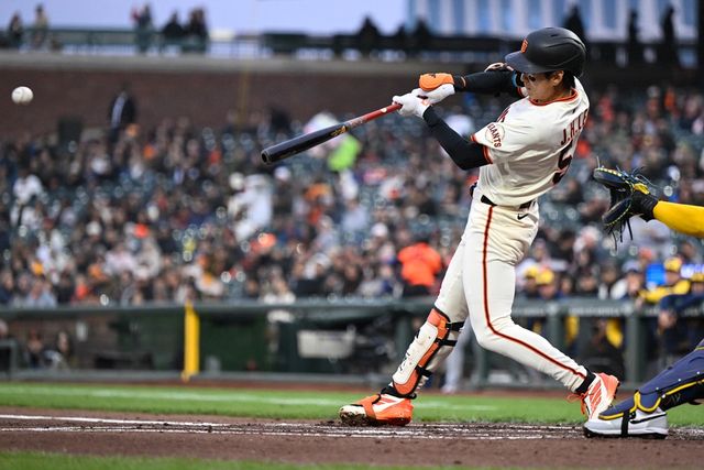 미국 메이저리그 샌프란시스코 자이언츠의 이정후가 26일(한국시간) 미국 캘리포니아주 샌프란시스코의 오라클 파크에서 열린 2025 메이저리그 텍사스 레인저스와 홈 경기에 선발출전, 첫 타석부터 안타를 기록했다. 사진 연합뉴스
