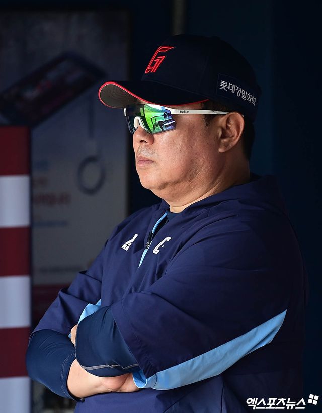 롯데 자이언츠 김태형 감독이 정규시즌 경기에서 선수들의 플레이를 지켜보고 있다. 엑스포츠뉴스 DB