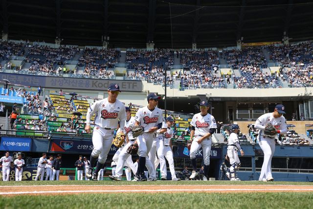 두산 베어스 선수들이 26일 잠실 롯데 자이언츠전에서 수비를 위해 그라운드로 나가고 있다. 두산 베어스