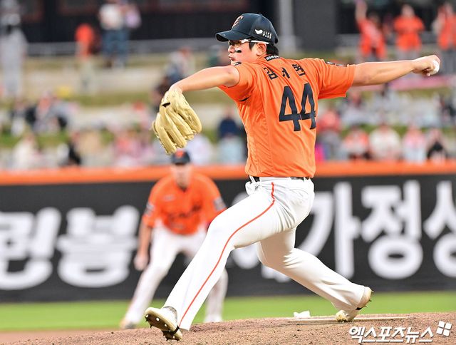 26일 오후 대전 한화생명 볼파크에서 열린 '2025 신한 SOL Bank KBO리그' KT 위즈와 한화 이글스의 경기, 8회초 2사 1루 한화 한승혁이 공을 힘차게 던지고 있다. 대전, 김한준 기자