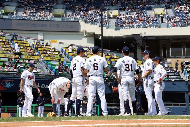 두산 베어스 선수들이 26일 잠실 롯데 자이언츠전을 앞두고 모여 경기를 준비하고 있다. 두산 베어스