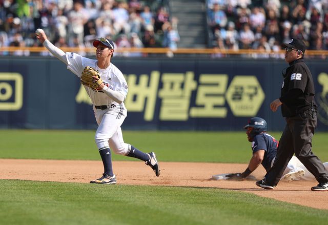 두산 베어스 박준영이 26일 잠실 롯데 자이언츠전에서 송구하고 있다. 두산 베어스