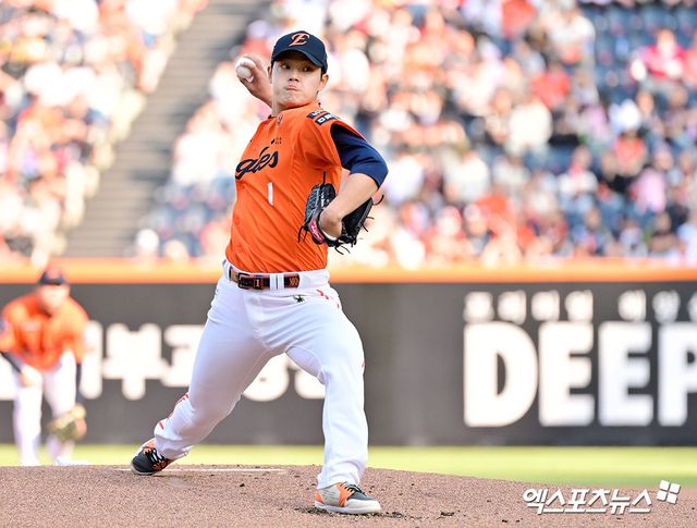 26일 오후 대전 한화생명 볼파크에서 열린 '2025 신한 SOL Bank KBO리그' KT 위즈와 한화 이글스의 경기, 1회초 한화 선발투수 문동주가 공을 힘차게 던지고 있다. 대전, 김한준 기자