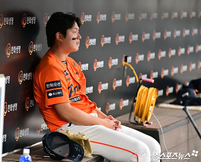 25일 오후 대전 한화생명 볼파크에서 열린 '2025 신한 SOL Bank KBO리그' KT 위즈와 한화 이글스의 경기, 9회말 한화 김서현이 경기를 지켜보고 있다. 대전, 김한준 기자