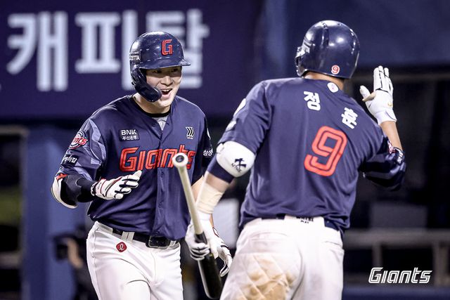25일 오후 서울 잠실야구장에서 열린 '2025 신한 SOL Bank KBO리그' 롯데 자이언츠와 두산 베어스의 경기, 롯데가 8:2로 승리를 거두고 2연승을 달렸다. 나승엽은 4타수 2안타 1홈런 3타점 1득점을 기록했다. 롯데 자이언츠