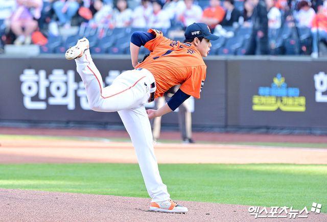 26일 오후 대전 한화생명 볼파크에서 열린 '2025 신한 SOL Bank KBO리그' KT 위즈와 한화 이글스의 경기, 1회초 한화 선발투수 문동주가 공을 힘차게 던지고 있다. 대전, 김한준 기자