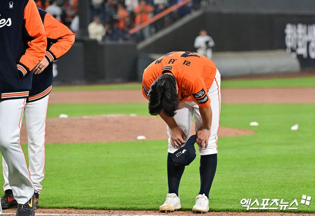 25일 오후 대전 한화생명 볼파크에서 열린 '2025 신한 SOL Bank KBO리그' KT 위즈와 한화 이글스의 경기, KT가 한화에 2:1로 승리하며 2연패에서 탈출했다. 경기종료 후 한화 김서현이 관중들에게 인사를 하고 있다. 대전, 김한준 기자