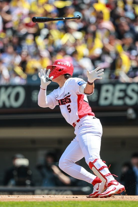 KIA 타이거즈 내야수 김도영이 26일 광주 LG전에 3번 지명타자로 선발 출전해 1회 선제 적시타를 날린 뛰 3회 시즌 첫 홈런을 쏘아 올렸다. KIA 타이거즈