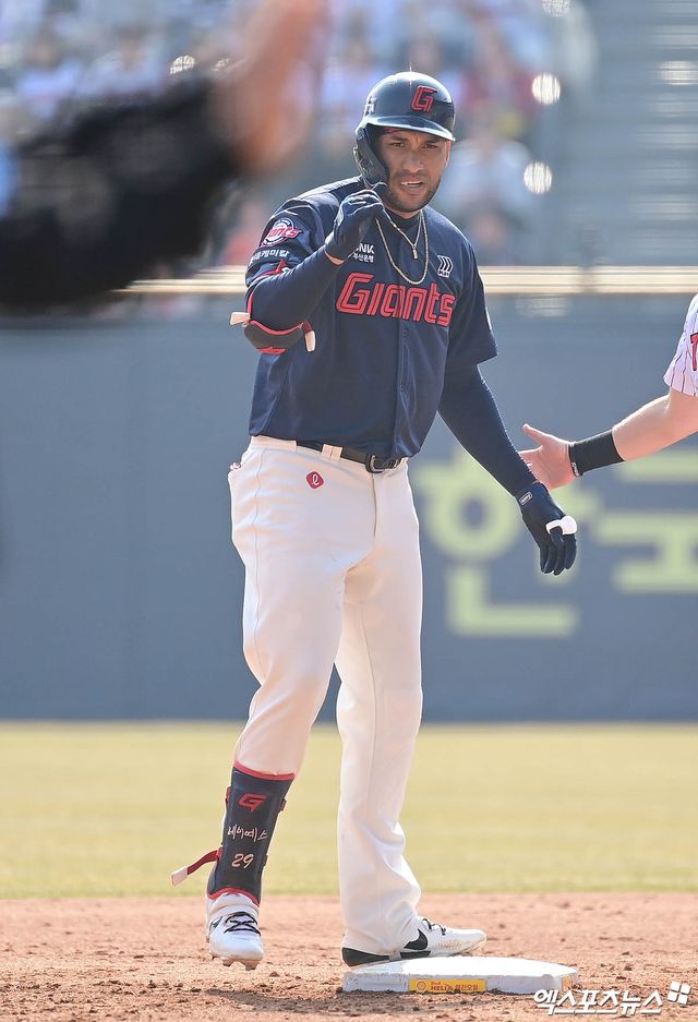 롯데 자이언츠 빅터 레이예스가 정규시즌 경기에서 세리머니하고 있다. 엑스포츠뉴스 DB