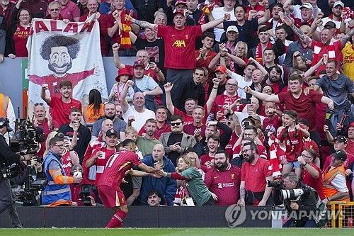 아르네 슬롯 감독이 이끄는 리버풀이 28일(한국시간) 영국 리버풀에 있는 안필드에서 열린 토트넘 홋스퍼와의 2024-2025시즌 프리미어리그 34라운드 홈 경기에서 5-1로 대승을 거뒀다.&nbsp;연합뉴스