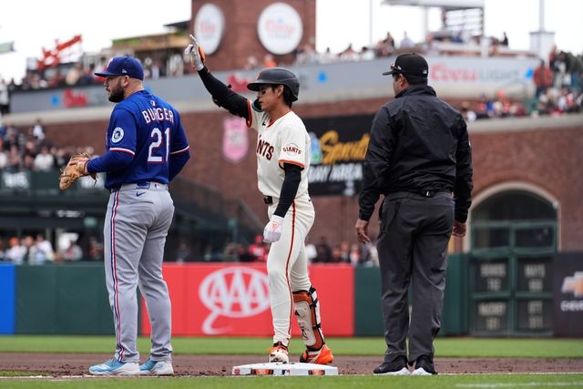 샌프란시스코 자이언츠 외야수 이정후가 미국 캘리포니아주 샌프란시스코의 오라클파크에서 열린 2025 미국프로야구 메이저리그 텍사스 레인저스와의 홈경기에 3번타자 겸 중견수로 선발 출전해 4타수 1안타를 기록했다. 이정후의 시즌 타율은 0.327에서 0.324로 소폭 하락했다. AP 연합뉴스