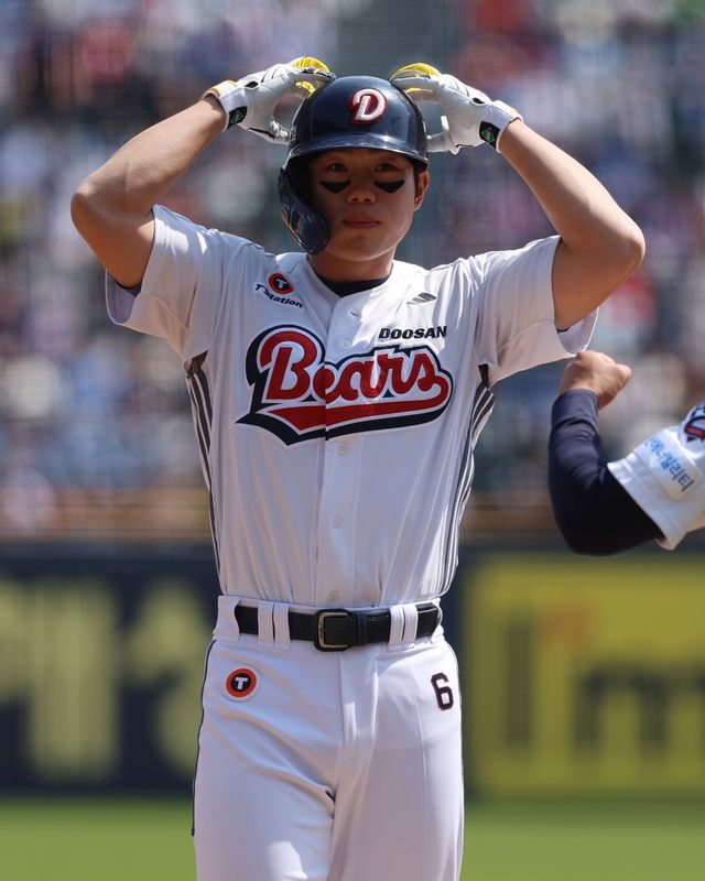 두산 내야수 오명진은 27일 잠실구장에서 열린 '2025 신한 SOL Bank KBO 리그' 롯데와 주말 3연전 마지막 경기에서 6번타자 2루수로 선발 출전했다. 4회말 우측 담장을 넘기는 결승 만루 홈런으로 생애 첫 홈런포를 쏘아 올리는 등 6타점으로 팀 승리에 힘을 보탰다. 두산 베어스