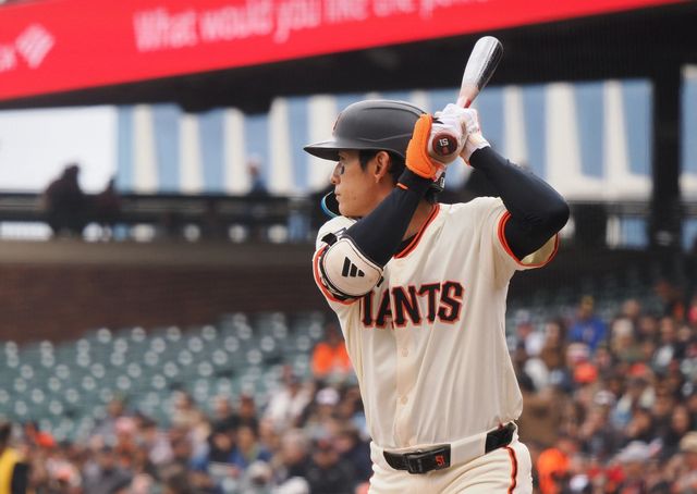 샌프란시스코 자이언츠 외야수 이정후가 미국 캘리포니아주 샌프란시스코의 오라클파크에서 열린 2025 미국프로야구 메이저리그 텍사스 레인저스와의 홈경기에 3번타자 겸 중견수로 선발 출전해 4타수 1안타를 기록했다. 이정후의 시즌 타율은 0.327에서 0.324로 소폭 하락했다. REUTERS 연합뉴스