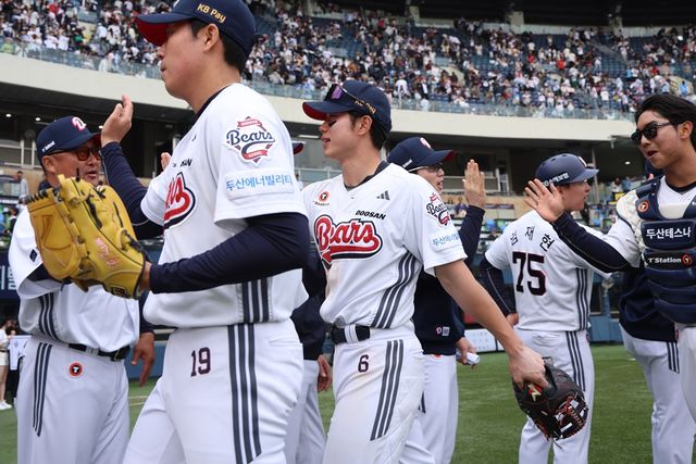두산 내야수 오명진(6번)은 27일 잠실구장에서 열린 '2025 신한 SOL Bank KBO 리그' 롯데와 주말 3연전 마지막 경기에서 6번타자 2루수로 선발 출전했다. 4회말 우측 담장을 넘기는 결승 만루 홈런으로 생애 첫 홈런포를 쏘아 올리는 등 6타점으로 팀 승리에 힘을 보탰다. 두산 베어스