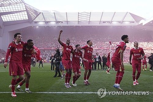 아르네 슬롯 감독이 이끄는 리버풀이 28일(한국시간) 영국 리버풀에 있는 안필드에서 열린 토트넘 홋스퍼와의 2024-2025시즌 프리미어리그 34라운드 홈 경기에서 5-1로 대승을 거뒀다.&nbsp;연합뉴스