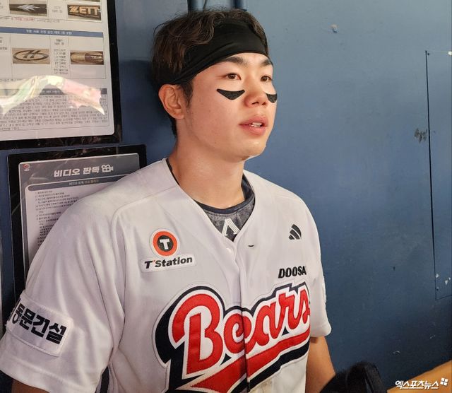 두산 내야수 오명진은 27일 잠실구장에서 열린 '2025 신한 SOL Bank KBO 리그' 롯데와 주말 3연전 마지막 경기에서 6번타자 2루수로 선발 출전했다. 4회말 우측 담장을 넘기는 결승 만루 홈런으로 생애 첫 홈런포를 쏘아 올리는 등 6타점으로 팀 승리에 힘을 보탰다. 잠실, 박정현 기자