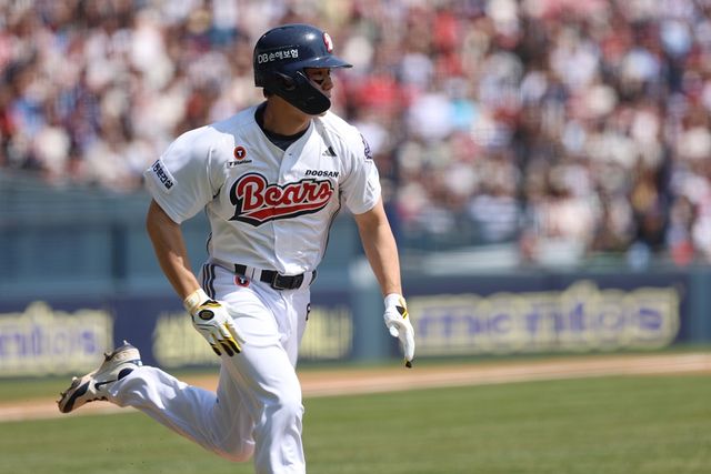 두산 내야수 오명진은 27일 잠실구장에서 열린 '2025 신한 SOL Bank KBO 리그' 롯데와 주말 3연전 마지막 경기에서 6번타자 2루수로 선발 출전했다. 0-0 팽팽한 승부가 펼쳐지던 4회말 우측 담장을 넘기는 만루 홈런으로 데뷔 첫 홈런을 장식했다. 두산 베어스