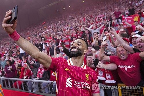 아르네 슬롯 감독이 이끄는 리버풀이 28일(한국시간) 영국 리버풀에 있는 안필드에서 열린 토트넘 홋스퍼와의 2024-2025시즌 프리미어리그 34라운드 홈 경기에서 5-1로 대승을 거뒀다.&nbsp;연합뉴스