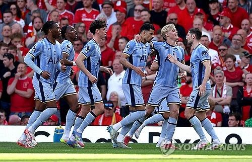 아르네 슬롯 감독이 이끄는 리버풀이 28일(한국시간) 영국 리버풀에 있는 안필드에서 열린 토트넘 홋스퍼와의 2024-2025시즌 프리미어리그 34라운드 홈 경기에서 5-1로 대승을 거뒀다.&nbsp;연합뉴스