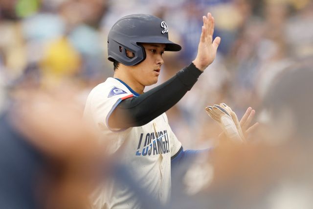 LA 다저스 오타니 쇼헤이가 27일 미국 캘리포니아주 로스앤젤레스의 다저스타디움에서 열린 2025 미국프로야구 메이저리그(MLB) 피츠버그 파이리츠와의 홈경기에 1번 지명타자로 선발 출전해 5타수 3안타 1타점 2득점을 기록했다. AFP 연합뉴스