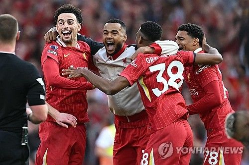 아르네 슬롯 감독이 이끄는 리버풀이 28일(한국시간) 영국 리버풀에 있는 안필드에서 열린 토트넘 홋스퍼와의 2024-2025시즌 프리미어리그 34라운드 홈 경기에서 5-1로 대승을 거뒀다.&nbsp;연합뉴스