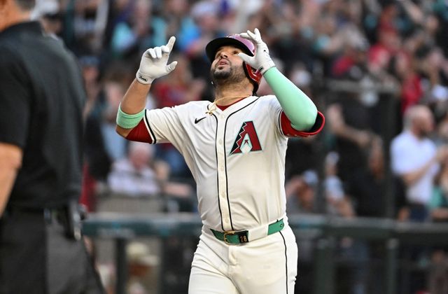 애리조나 다이아몬드 내야수 에우제니오 수아레즈가 27일 미국 애리조나주 피닉스의 체이스필드에서 열린 2025 미국프로야구 메이저리그 애틀랜타 브레이브스와의 홈경기에 6번타자 겸 3루수로 출전해 4타수 4안타 5타점을 기록했다. 안타 4개 모두 홈런이었다. MLB 역사상 1경기 4홈런은 이번이 역대 19번째다. AFP 연합뉴스