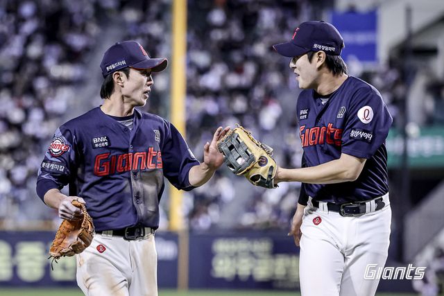 롯데 내야수 전민재(왼쪽)는 27일 잠실구장에서 열릴 '2025 신한 SOL Bank KBO 리그' 두산과 주말 3연전 마지막 경기를 앞두고 취재진을 만나 현재까지 올 시즌을 돌아봤다. 롯데 자이언츠