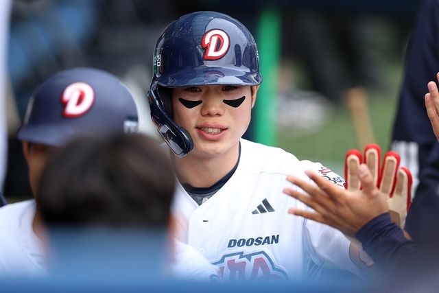 두산 내야수 오명진은 27일 잠실구장에서 열린 '2025 신한 SOL Bank KBO 리그' 롯데와 주말 3연전 마지막 경기에서 6번타자 2루수로 선발 출전했다. 4회말 우측 담장을 넘기는 결승 만루 홈런으로 생애 첫 홈런포를 쏘아 올리는 등 6타점으로 팀 승리에 힘을 보탰다. 두산 베어스