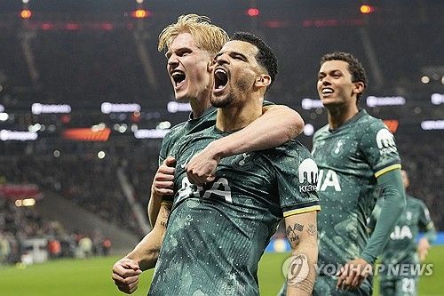 토트넘은 오는 5월 2일 오전 4시(한국시간) 영국 런던에 있는 토트넘 홋스퍼 스타디움에서 보되/글림트(노르웨이)와 2024-2025시즌 유럽축구연맹(UEFA) 유로파리그 준결승 1차전을 치른다.&nbsp;손흥민의 출전 여부가 불투명하다. 현재 손흥민은 발 부상으로 공식전 4경기 연속 결장했다. 리버풀전도 예외는 아니었다. 프랑크푸르트와의 유로파리그 8강 1차전 때 강한 태클을 당해 발에 충격을 받은 뒤 내리 4경기를 결장해 토트넘 팬들의 우려가 커졌다.&nbsp;&nbsp;연합뉴스