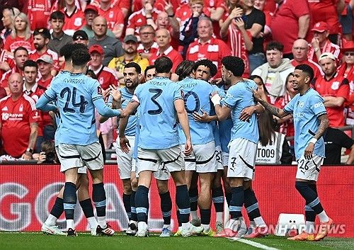 펩 과르디올라 감독이 이끄는 맨체스터 시티가 28일(한국시각) 영국 런던에 있는 웸블리 스타디움에서 열린 노팅엄 포레스트와의 FA컵 준결승전에서 2-0으로 승리했다.&nbsp; 프리미어리그에서 돌풍을 일으키는 노팅엄을 컵대회에서 만난 맨시티는 돌풍을 잠재우며 결승 진출에 성공했다. 맨시티는 지난 세 시즌 연속 결승전에 진출하면서 두 시즌 만에 우승 도전에 나선다. 연합뉴스