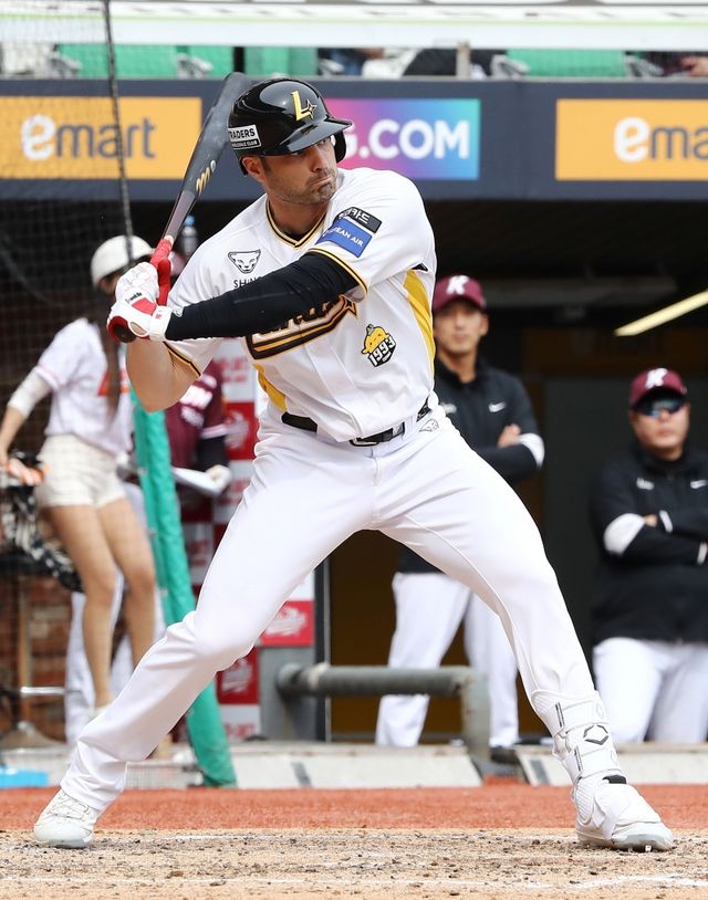 27일 오후 인천SSG랜더스필드에서 열린 '2025 신한 SOL Bank KBO리그' 키움 히어로즈와 SSG 랜더스의 경기, 9회말 2사 SSG 라이언 맥브룸이 1점홈런을 날리고 있다. SSG 랜더스