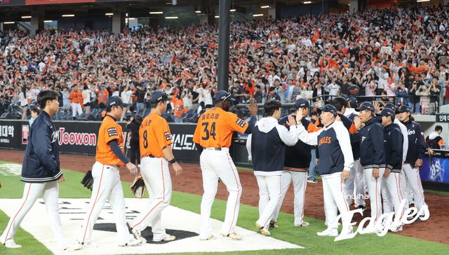 2025 시즌 초반 3위를 달리고 있는 한화 이글스가 오는 29일부터 내달 7일까지 LG 트윈스, KIA 타이거즈, 삼성 라이온즈와 차례로 격돌하는 9연전에서 최소 3위 수성은 물론 선두권 도약을 노린다. 사진 한화 이글스