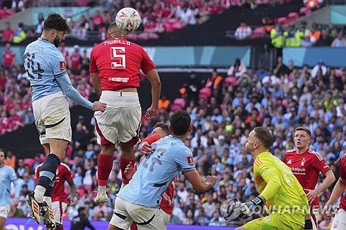 펩 과르디올라 감독이 이끄는 맨체스터 시티가 28일(한국시각) 영국 런던에 있는 웸블리 스타디움에서 열린 노팅엄 포레스트와의 FA컵 준결승전에서 2-0으로 승리했다.&nbsp; 프리미어리그에서 돌풍을 일으키는 노팅엄을 컵대회에서 만난 맨시티는 돌풍을 잠재우며 결승 진출에 성공했다. 맨시티는 지난 세 시즌 연속 결승전에 진출하면서 두 시즌 만에 우승 도전에 나선다. 연합뉴스