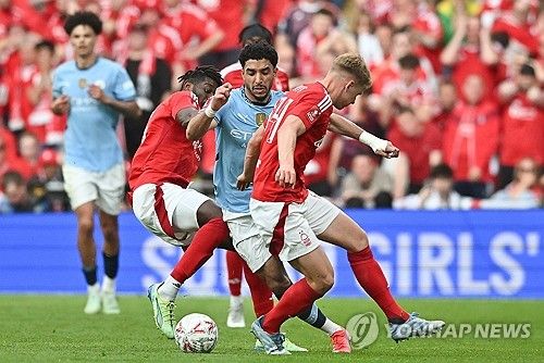 펩 과르디올라 감독이 이끄는 맨체스터 시티가 28일(한국시각) 영국 런던에 있는 웸블리 스타디움에서 열린 노팅엄 포레스트와의 FA컵 준결승전에서 2-0으로 승리했다.&nbsp; 프리미어리그에서 돌풍을 일으키는 노팅엄을 컵대회에서 만난 맨시티는 돌풍을 잠재우며 결승 진출에 성공했다. 맨시티는 지난 세 시즌 연속 결승전에 진출하면서 두 시즌 만에 우승 도전에 나선다. 연합뉴스