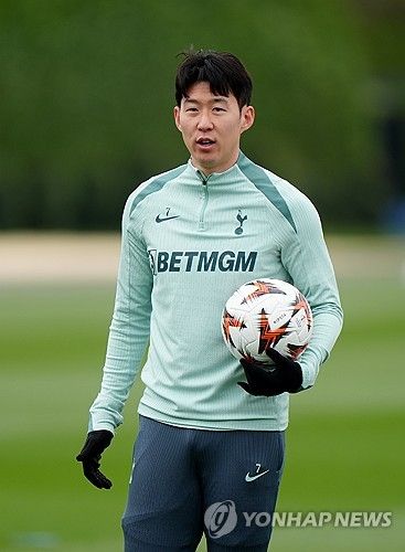 토트넘은 오는 5월 2일 오전 4시(한국시간) 영국 런던에 있는 토트넘 홋스퍼 스타디움에서 보되/글림트(노르웨이)와 2024-2025시즌 유럽축구연맹(UEFA) 유로파리그 준결승 1차전을 치른다.&nbsp;손흥민의 출전 여부가 불투명하다. 현재 손흥민은 발 부상으로 공식전 4경기 연속 결장했다. 리버풀전도 예외는 아니었다. 프랑크푸르트와의 유로파리그 8강 1차전 때 강한 태클을 당해 발에 충격을 받은 뒤 내리 4경기를 결장해 토트넘 팬들의 우려가 커졌다.&nbsp;&nbsp;연합뉴스