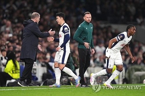 토트넘은 오는 5월 2일 오전 4시(한국시간) 영국 런던에 있는 토트넘 홋스퍼 스타디움에서 보되/글림트(노르웨이)와 2024-2025시즌 유럽축구연맹(UEFA) 유로파리그 준결승 1차전을 치른다.&nbsp;손흥민의 출전 여부가 불투명하다. 현재 손흥민은 발 부상으로 공식전 4경기 연속 결장했다. 리버풀전도 예외는 아니었다. 프랑크푸르트와의 유로파리그 8강 1차전 때 강한 태클을 당해 발에 충격을 받은 뒤 내리 4경기를 결장해 토트넘 팬들의 우려가 커졌다.&nbsp;&nbsp;연합뉴스