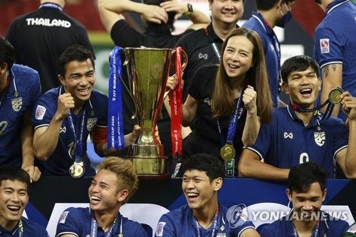 태국축구협회가 지난 23일(한국시간) 공식 홈페이지를 통해 마담 팡 협회장이 시암스포츠에 첫 부채 상환을 위해 축구협회에 2500만바트(약 10억 7400만원)의 사재를 출연해 기부했다고 전했다.&nbsp;연합뉴스