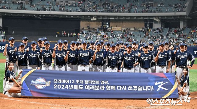 지난해 11월 세계야구소프트볼연맹(WBSC) 프리미어12 국가대표팀이 출국 전 기념 촬영을 진행했던 모습. 사진 엑스포츠뉴스 DB